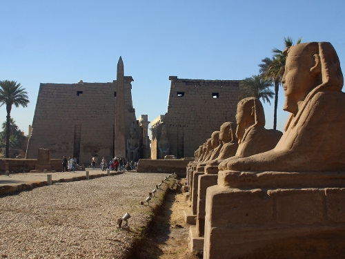 Луксорский храм - на правом берегу Нила.
