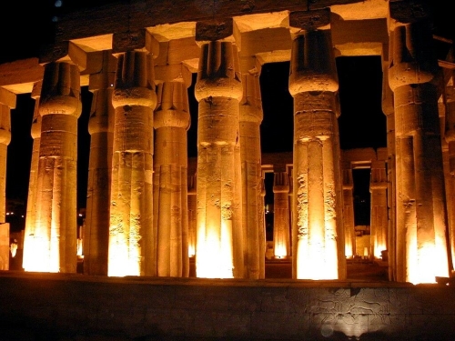 Луксорский храм фотография ночью.