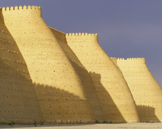 Стены древней крепости Арк