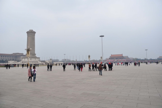 Площадь Тяньаньмэнь - обширная площадь.