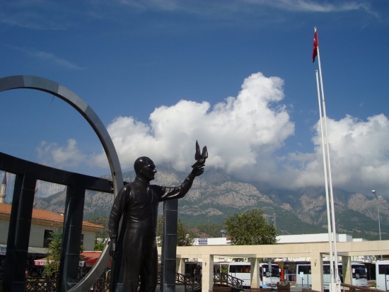 Центральная площадь и памятник  Мустафе Кемалю Ататюрку.