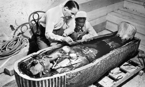 Картер изучение мумии Тутанхамона.