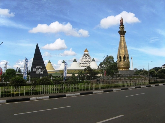 Этнографический парк «Прекрасная Индонезия в миниатюре». Панорама парк.