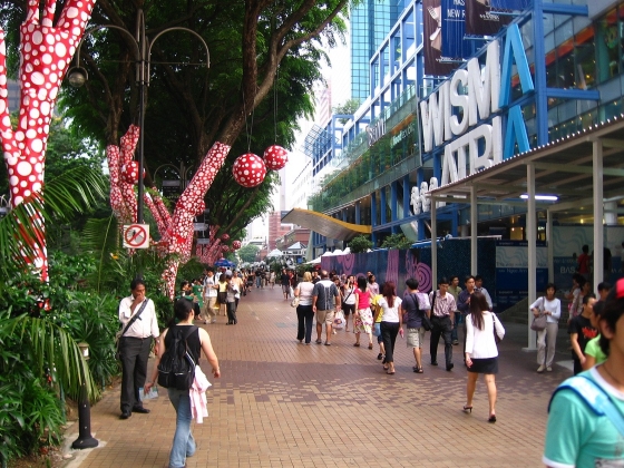 Орчард - роуд - главная улица Сингапура. 