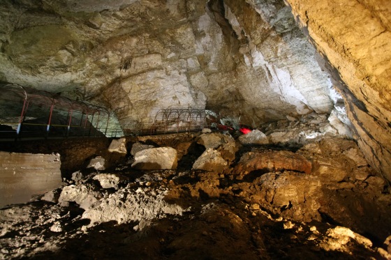 Новоафонская пещера находится рядом с монастырем.