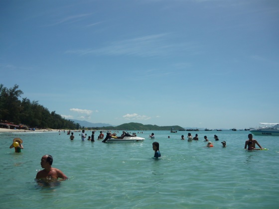 Пляж Зоклет - фото моря и купающихся.