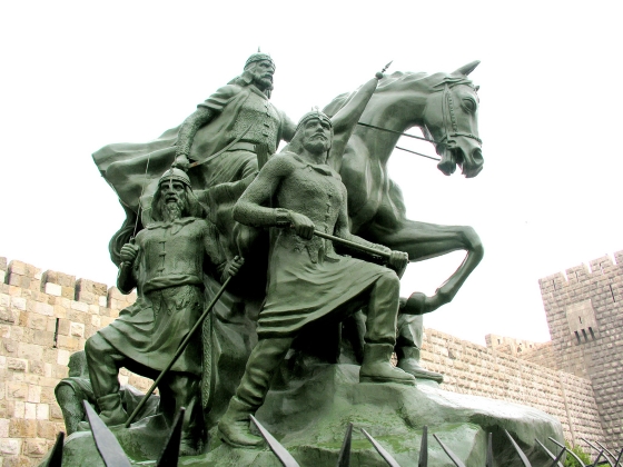 Памятник Саладину в Сирии.