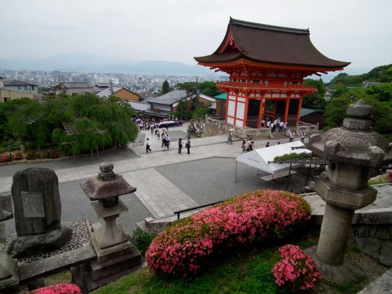 Киёмидзу-дэра общий вид сада и площади храма.