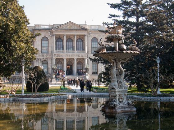 Дворец Долмабахче вид с фонтана на фасад - Памятники и архитектура Турции.
