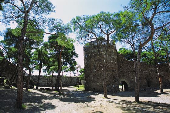 Замок Кадифекале крепостная стена.