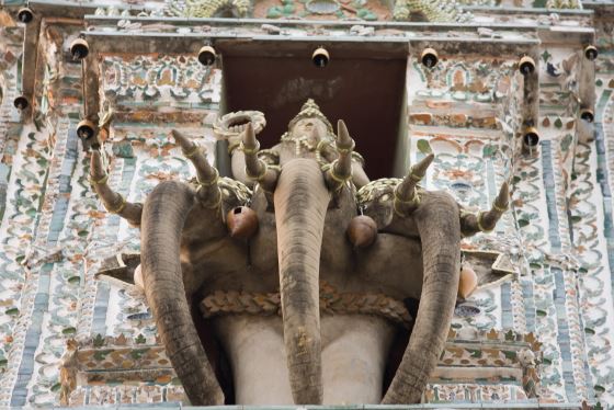 Изображение Бог Индра на трех слонах в храме Ват Арун.