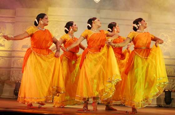 Индийские танцы - многогранные и поучительные.