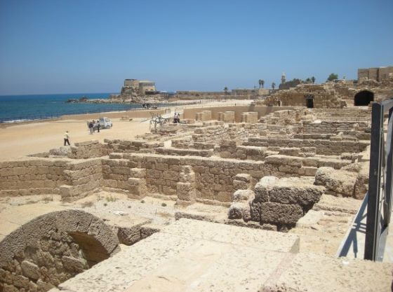 Раскопки в Кесарии вид на старый город.