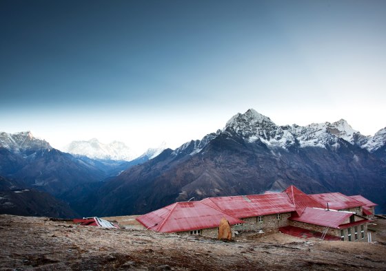 Горы в Непале - вид на перевал.