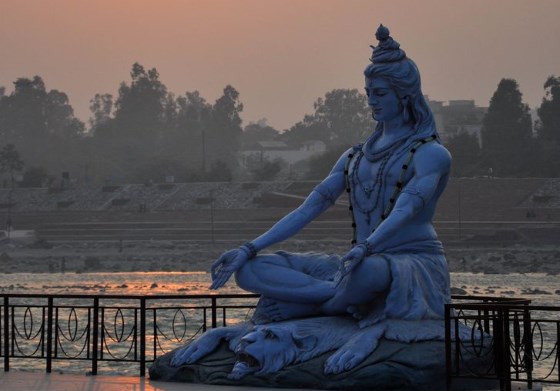 Статуя Шивы в городе Ришикеше у берега Ганга.