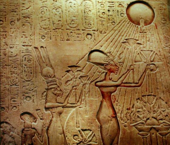 Фараон Эхнатон и его семье совершают подношения богу Атону - Реформа Эхнатона.