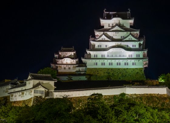 Замок Химэдзи в ночное время.