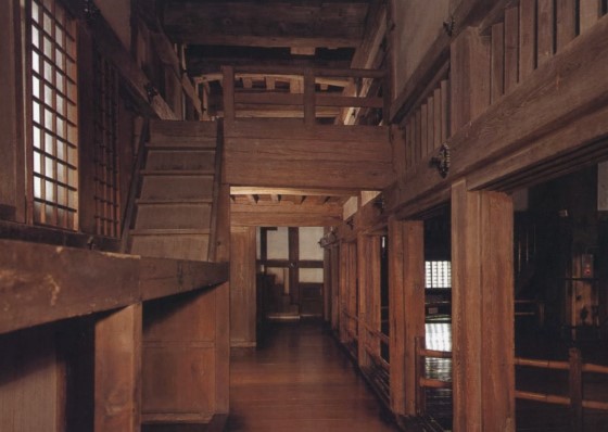 Интерьер замка Химэдзи из дерева.