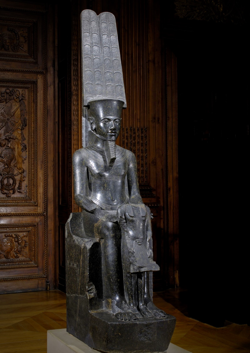 Статуя фараона Тутанхамона и бога Амона найденная Карнаке в 1857 году датируется 1336-1327 гг. до н.э, в настоящее время хранится Лувре.