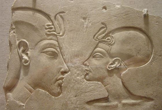 Барельеф с изображением Эхнатона и Нефертити.