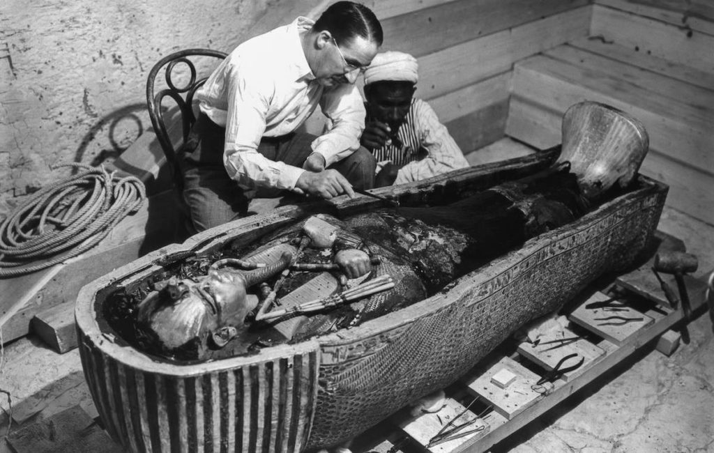 Археолог Говард Картер возле мумии Тутанхамона. Блог ancient-east.ru