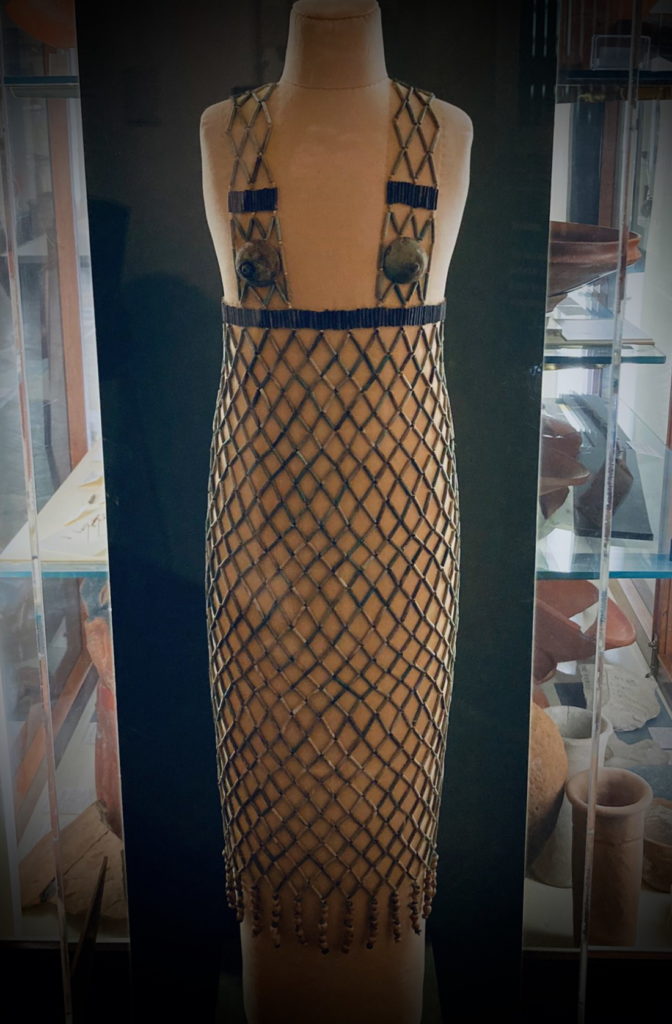 Платье из бисерной сетки, датируется 5-й династией, Кау-эль-Кебир (Тьебу), Египет.